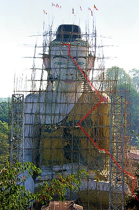 Bambustreppen und Leitern zum Besteigen des Riesenbuddha's