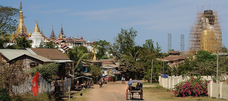 Blick vom Klosterberg auf die Shwe San Daw Pagode in Pyay