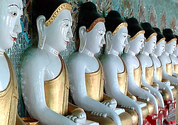 45 sitzende Buddha Statuen in der U min Thonze Pagode