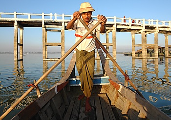 Ruderbootverleiher vor der U-Bein Brücke