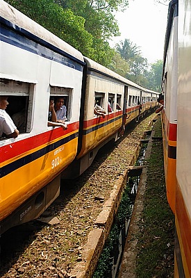 Waggons der Circle Line in Yangon