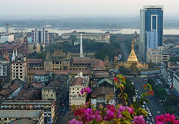 Blick vom Sakura Tower auf die Downtown von Yangon mit der Sule Pagode