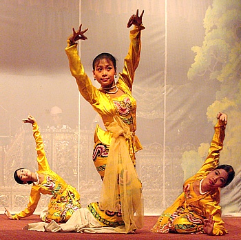 Burmesischer Tanz im Karaweik Hotel