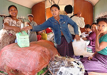 Zugabteil der Circle Line in Yangon