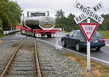 One single traffic lane for road use and railway