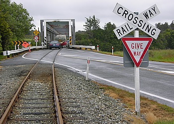 Eine einzige Fahrspur für Strassenverkehr und Eisenbahn