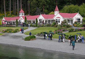 Abendessen in Walter Peak's Restaurant am gegenberliegenden Seeufer