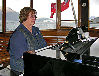 Klavierspielerin auf dem Dampfschiff TSS Earnslaw