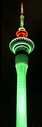 Neonlichter auf Auckland's Skytower bei Nacht