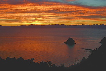 Sonnenaufgang auf der Terrasse des Split Apple Rock Homestay