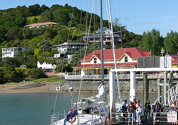 Blick vom Hafen von Paihia Richtung Totaras am Berghang