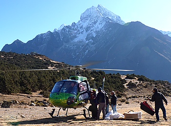 Unser Hubschrauber landet auf dem Flugfeld in Syangboche