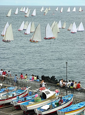 Regatta mit alten Walfangbooten in Calheta de Nesquim