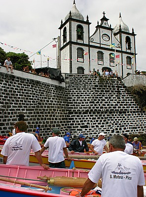 Regatta mit alten Walfangbooten in Calheta de Nesquim