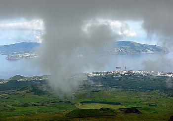 Blick von der Hochebene von Pico zur Nachbarinsel Faial