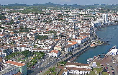 Luftbild vom Stadtzentrum von Ponta Delgada