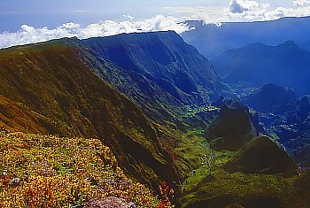 Blick vom Piton Maïdo in den Cirque de Mafate und zum Piton des Neiges