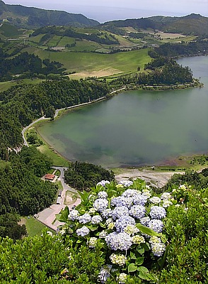 Blick vom Aussichtspunkt Pico do Ferro auf den Lagoa Furnas
