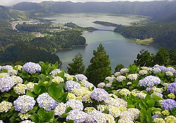 Blick auf die Kraterseen Lagoa Verde und Lagoa Azul