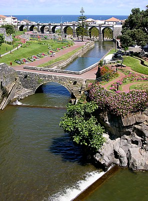 Parkanlage mit Brücken in Ribeira Grande