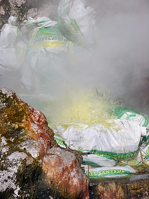 Kochendheißes Wasser schießt aus der Erde