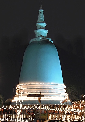 Weihnachtlich beleuchtete Pagode im Stadtzentrum Colombo