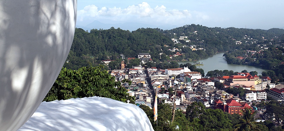 Blick von der gigantischen Schulter des Riesenbuddha hinunter nach Kandy