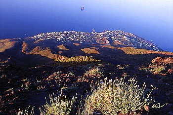 Blick vom Stromboli Gipfel hinunter in das Dorf Stromboli mit Strombolico