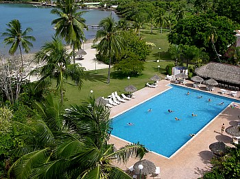 Blick auf den Pool und Strand im Sofitel Maeva Beach Hotel