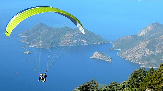 Tandem Paragliding Start vom 2000 m hohen Babadag hinunter zum Traumstrand ldeniz