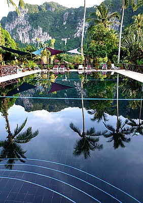Spiegelung der Karstberge von Aonang im Swimming Pool des Lai Thai Resort