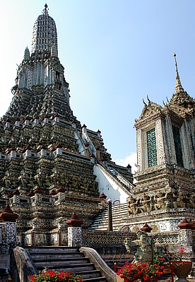 Steile Treppe zur 2. Plattform des Buddhistischen Tempels Wat Arun