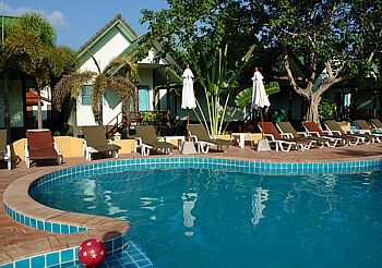 Bungalows mit Pool im Andaman Beach Resort