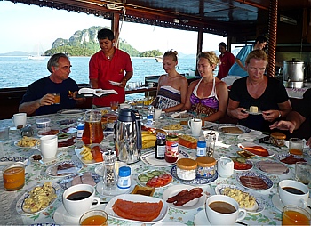 Frühstück bei der Lazytours Dschunkenkreuzfahrt auf dem Achterndeck