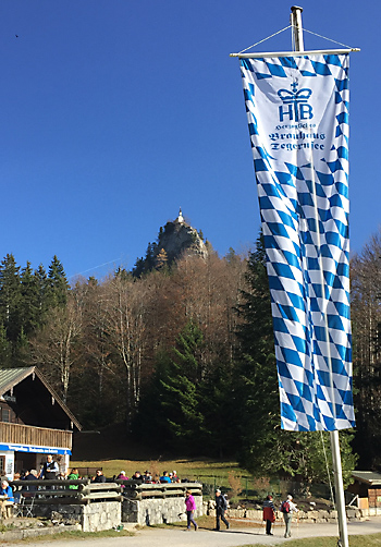 Blick vom Berggasthof Riederstein hinauf zur Riedersteinkapelle