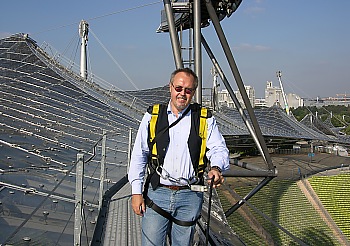 Hoch oben auf dem Olympiazeltdach