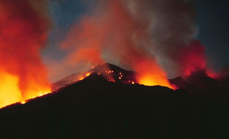 Heftige Explosion am Stromboli Gipfel