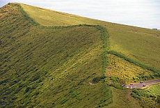 Wanderweg auf dem Kraterrand der Caldeira