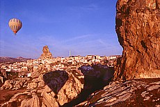 Vorbei am Burgfelsen von Ortahisar (Februar)