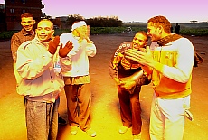 Die Bodenmanschaft von Sindbad Balloons singt beim Start (Februar)