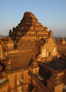 Balloonschatten auf der Dhammayangyi Pagode (Oktober)