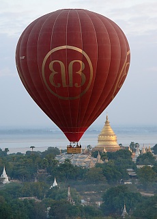Shwezigon Pagode in Bagan (Mrz)