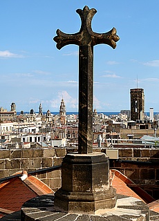 Barcelona Skyline vom Kirchendach der kathedrale im Bari Gothic (Dezember)