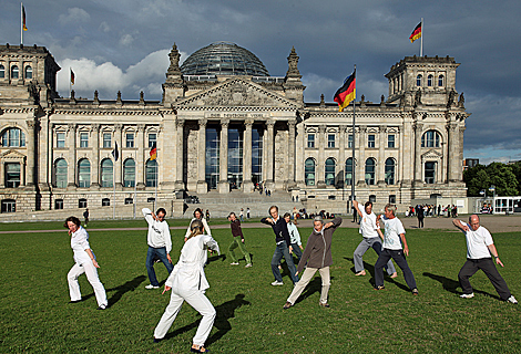 Gymnastik Chigong Yoga vor dem Deutschen Reichstag
