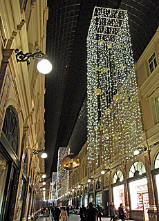 Markthalle mit Weihnachtsbeleuchtung