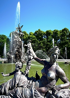 Sexy Bronzestatuen im Schlosspark von Herrenchiemsee