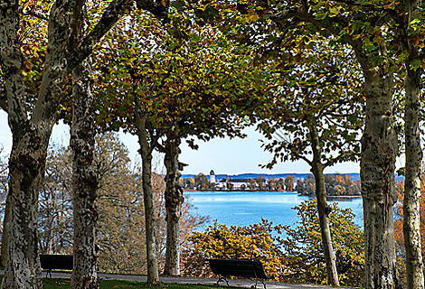 Blick vom Klostergarten der Herreninsel zur Fraueninsel