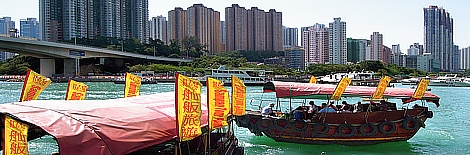 Dschunken im Hafen von Hongkong
