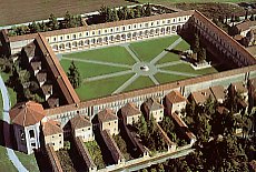 Luftaufnahme der Klosteranlage Padula