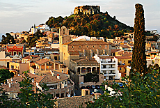 Katalanische Stadt Begur mit Burgruine